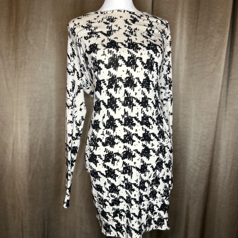 GUESS Bodycon Abstract Dress - Picture 3 of 5